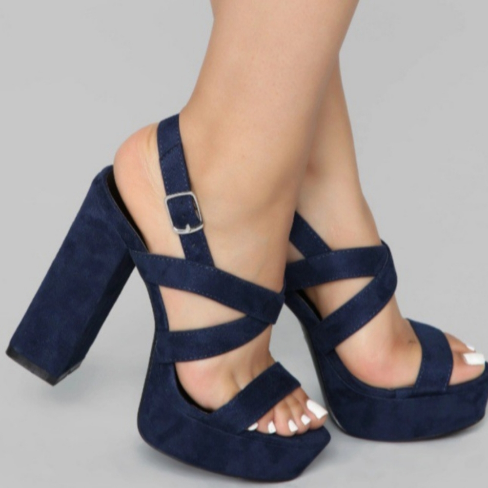 Womwns size 7.5 navy skyscraper platform heels